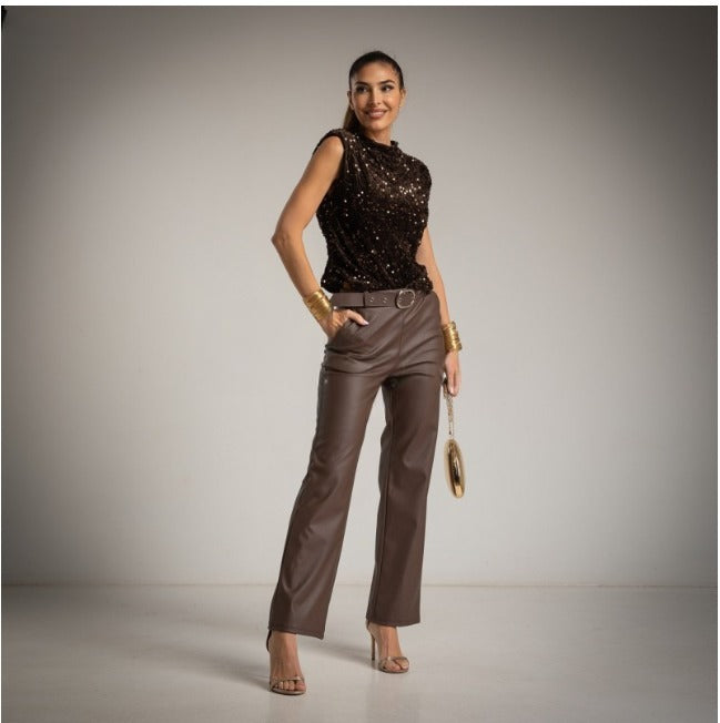 Pantalon_ecopiel_con_cinturon_marron_chocolate_corte_recto_y top crop de lentejuelas con hombreras marron chocolate