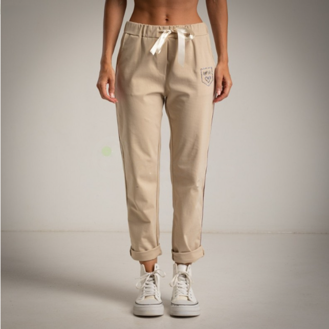 Pantalon sport color beige escudo con cristales de Swarovski Moda50