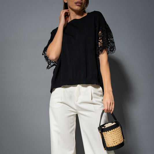 Sweater Negra con Mangas de Puntilla ZARA