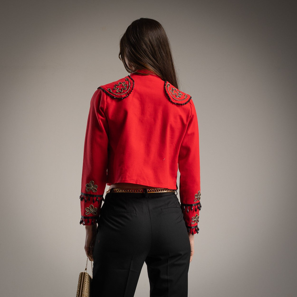 Torera Roja con bordados dorados y apliques negros