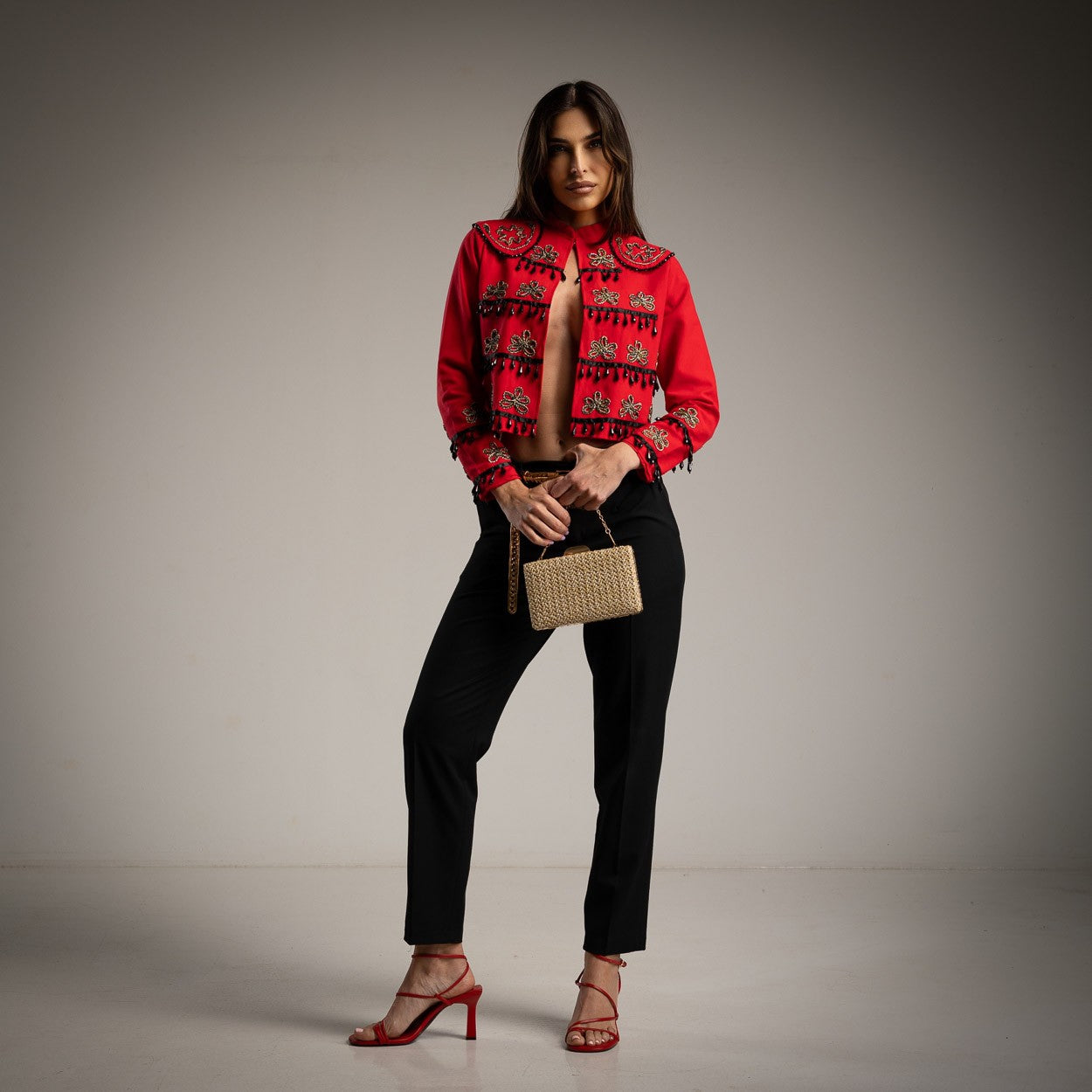 Torera Roja con bordados dorados y apliques negros