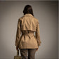Trench corto beige con flores bordadas