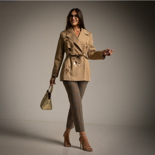 Trench corto beige con flores bordadas