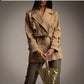 Trench corto beige con flores bordadas