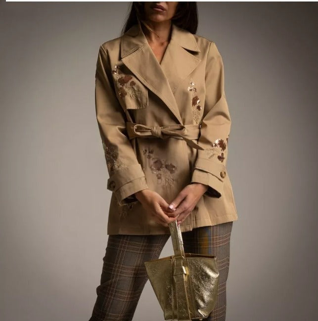 Trench corto beige con flores bordadas