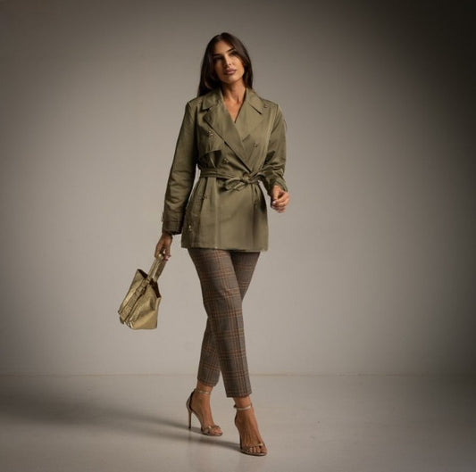Trench corto caqui con joyas doradas
