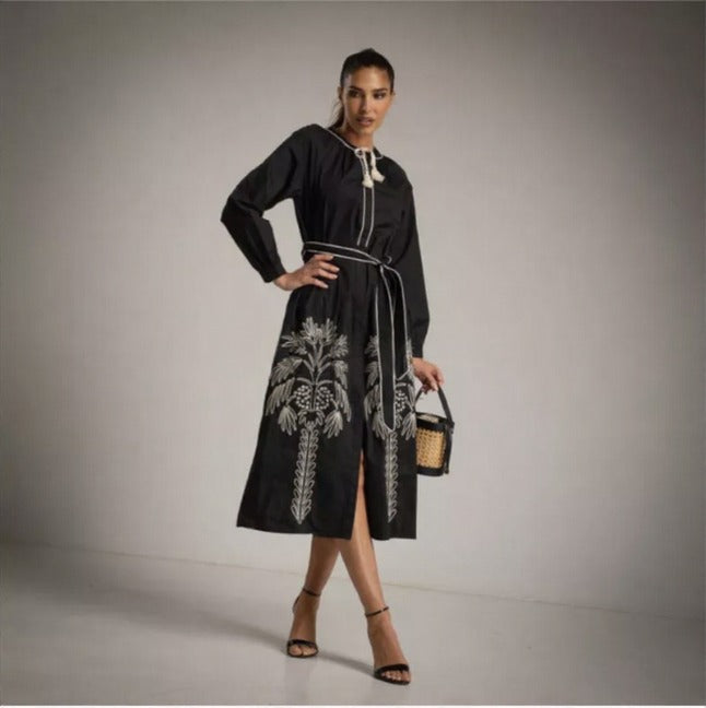 Vestido NEgro cuello mao y bordado de palmeras