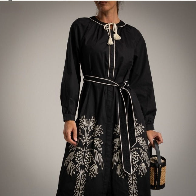 Vestido NEgro cuello mao y bordado de palmeras