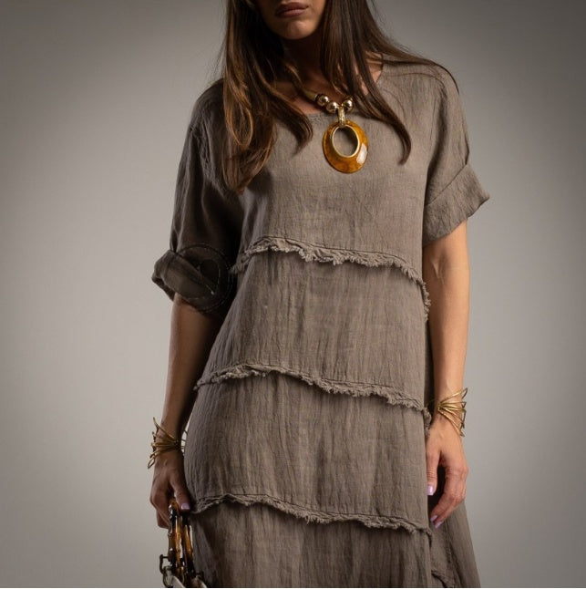 Vestido Taupe de Lino a capas desflecadas