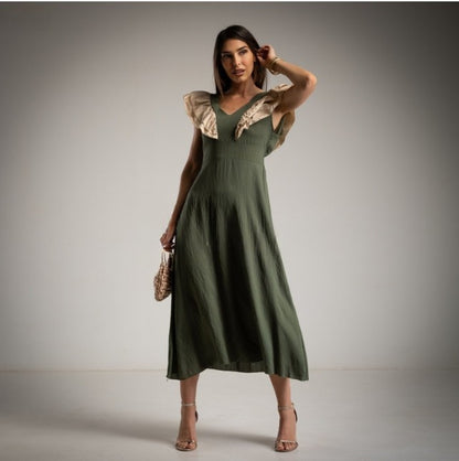 Vestido caqui con volantes en el escote