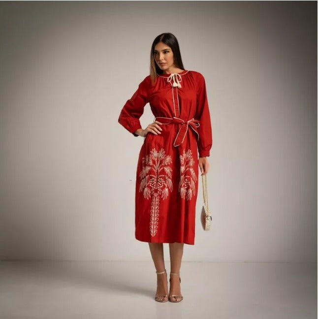 Vestido color teja cuello mao y bordado de palmeras