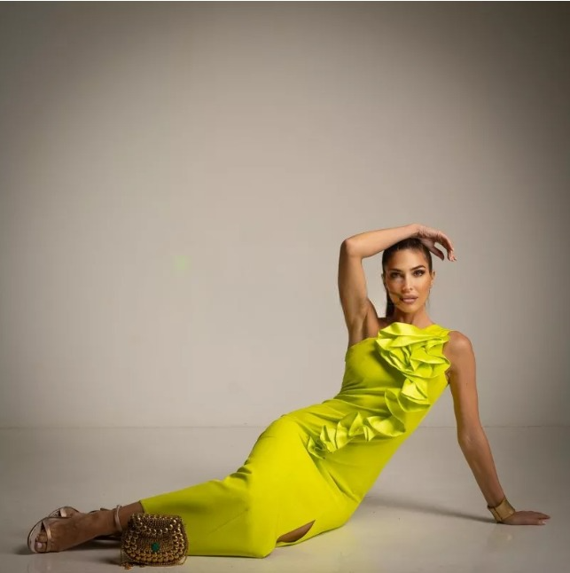 Vestido de fiesta de corte entallado lima con volantes