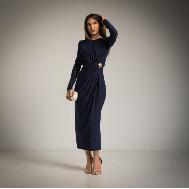 Vestido de fiesta drapeado azul marino con detalle aro dorado lateral