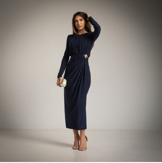 Vestido de fiesta drapeado azul marino con detalle aro dorado lateral