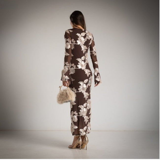 Vestido de fiesta largo y ceñido en tul chocolate con apliques de flores en blanco.