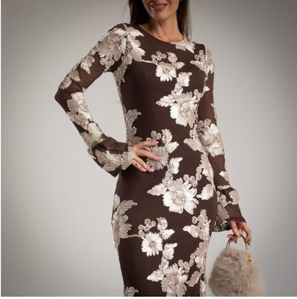 Vestido de fiesta largo y ceñido en tul chocolate con apliques de flores en blanco.