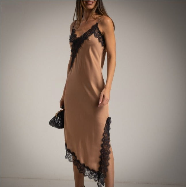 Vestido lencero asimetrico satinado beige con puntilla en negro