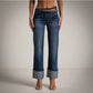 jeans con bajo doblado hacia arriba con cristales brillantes incrustados