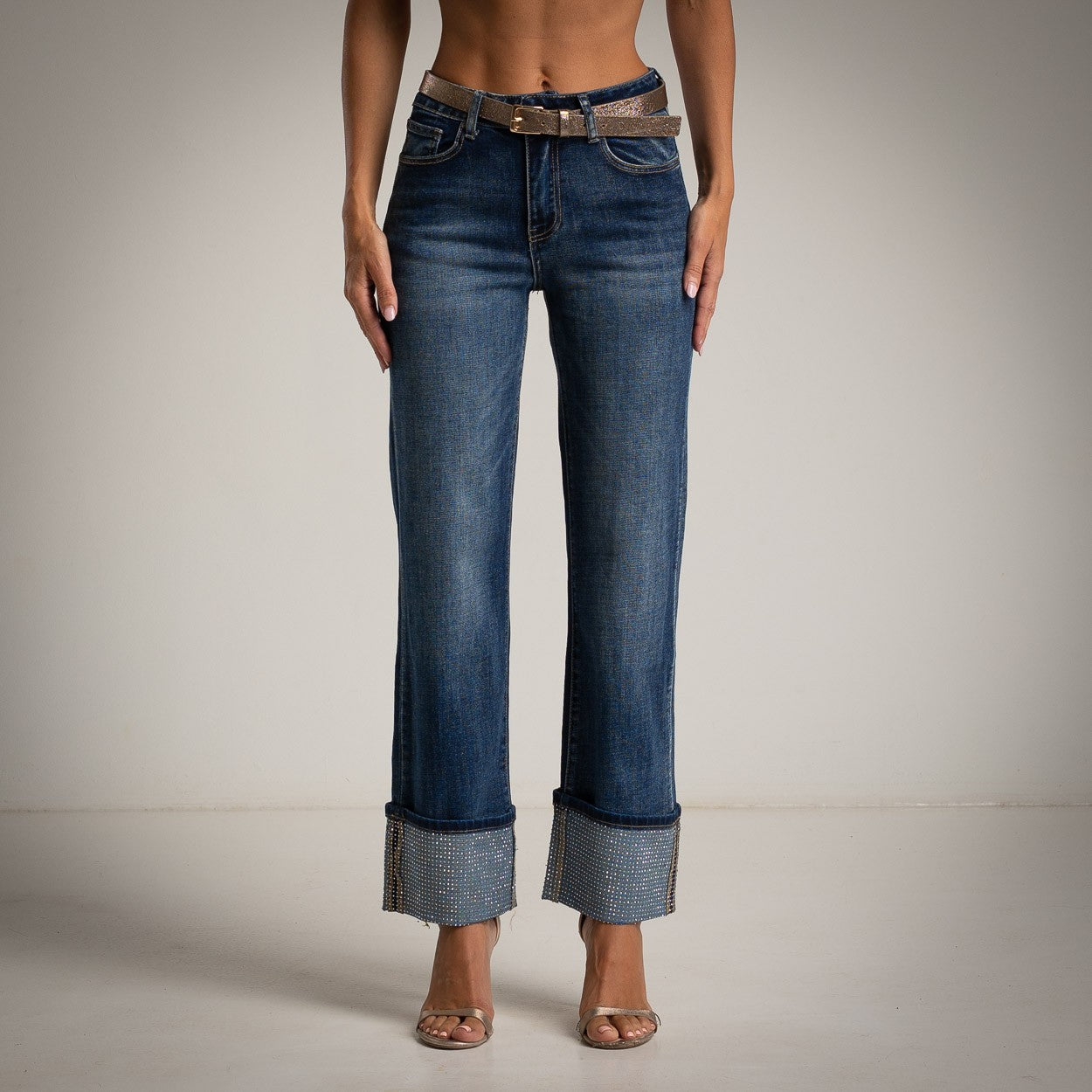 jeans con bajo doblado hacia arriba con cristales brillantes incrustados
