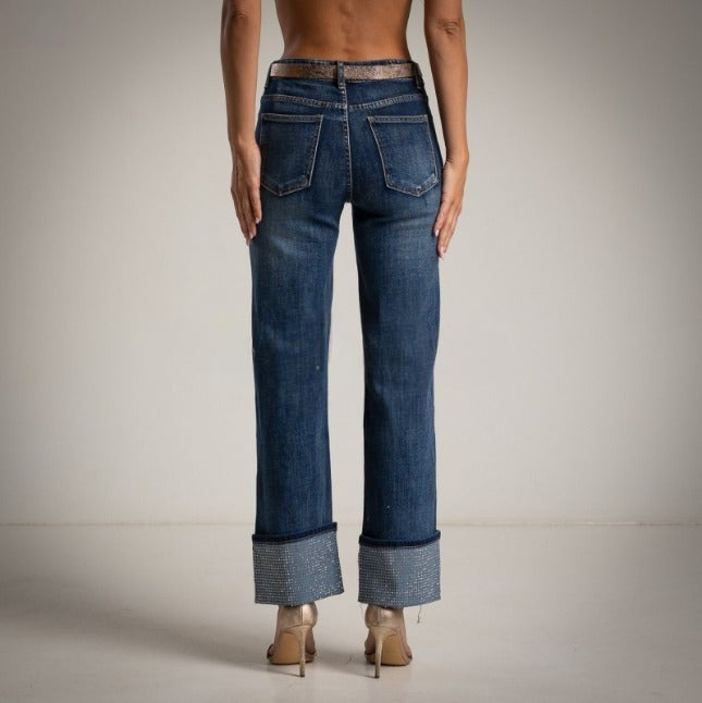 jeans azul oscuro con bajo doblado hacia arriba con cristales brillantes incrustados