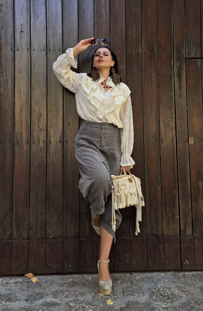 Camisa semitransparente de plumeti con volantes y bordada color crudo